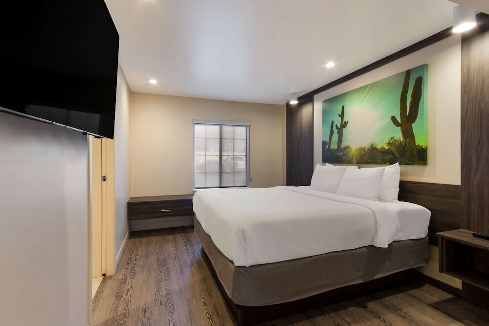 Фото SureStay Plus Hotel by Best Western Tempe University