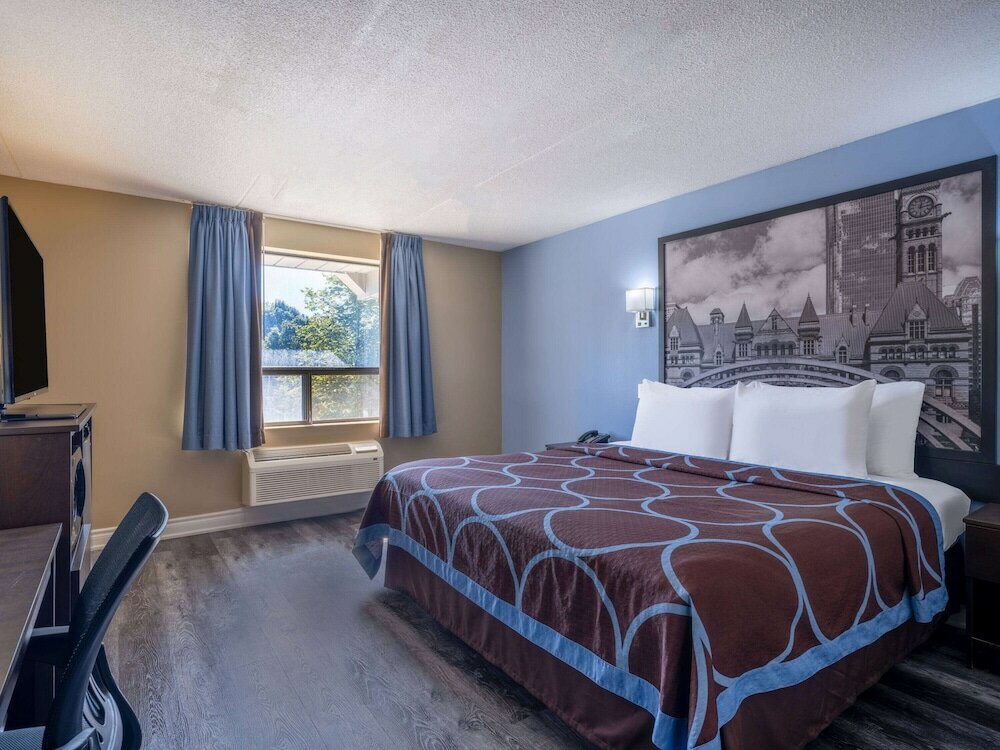 Фото Super 8 by Wyndham Toronto East ON