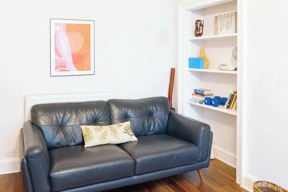 Фото Spacious & Welcoming 2bd Flat - Edinburgh