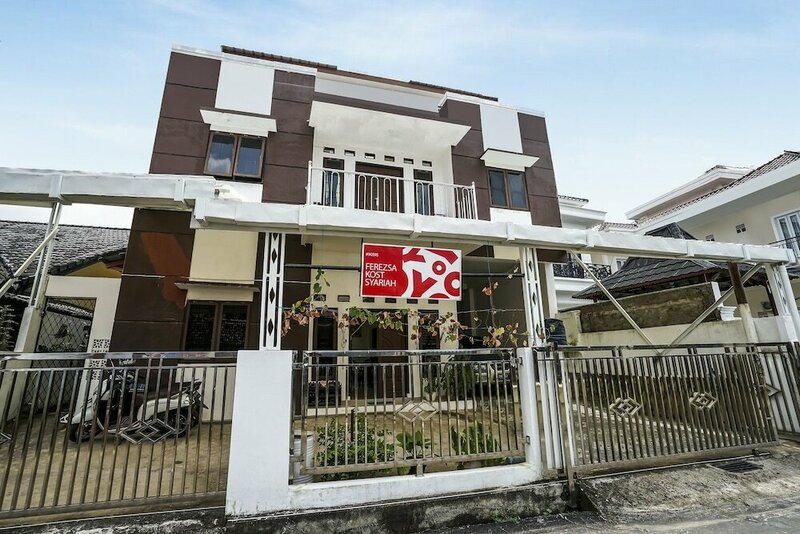 Гостиница Oyo 90595 Ferezsa Kost Syariah в Палембанге