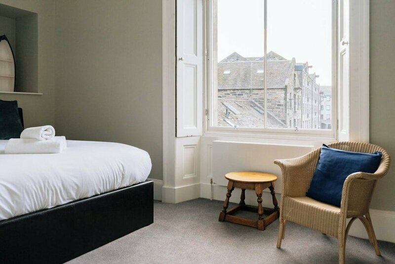 Гостиница Contemporary & Central 1bd Flat - Leith! в Эдинбурге