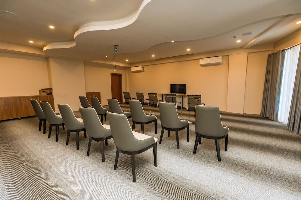 Фото The Hut Restaurant & Boutique hotel