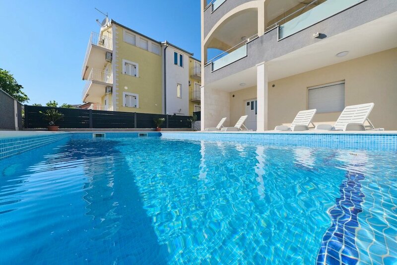 Гостиница M&m Holiday House with a Pool