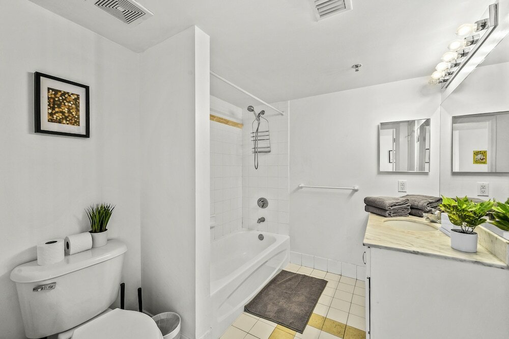 Фото Amazing High Rise at Brickell with pool