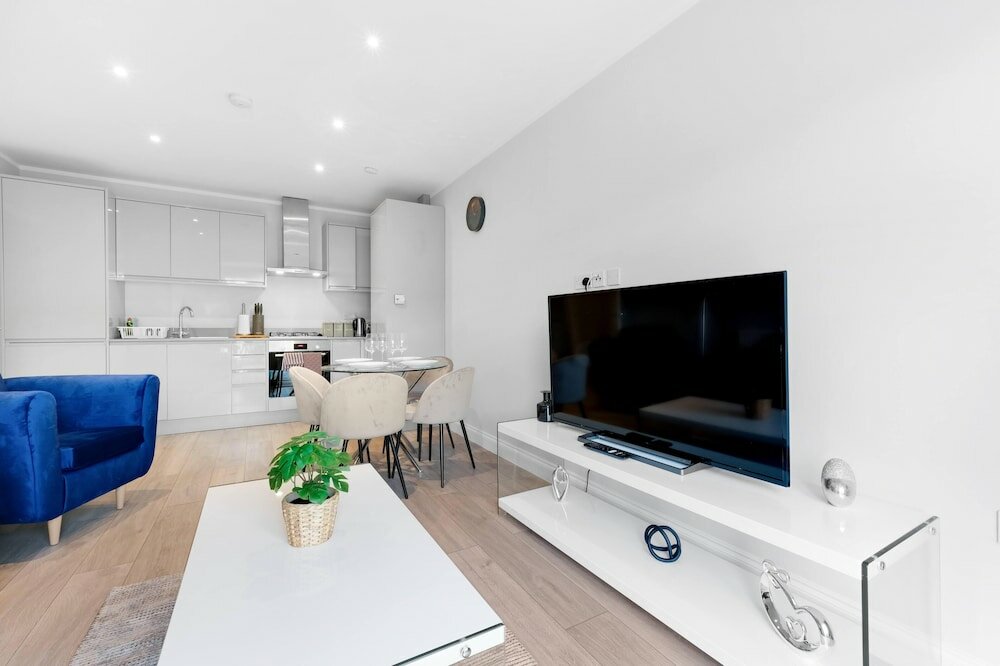 Фото 2 Bdrm Penthouse with parking Wycombe