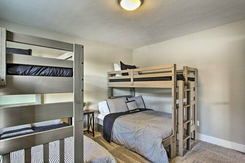 Гостиница Bend Home w Patio + Fire Pits 3 Mi to Dtwn в Бенде