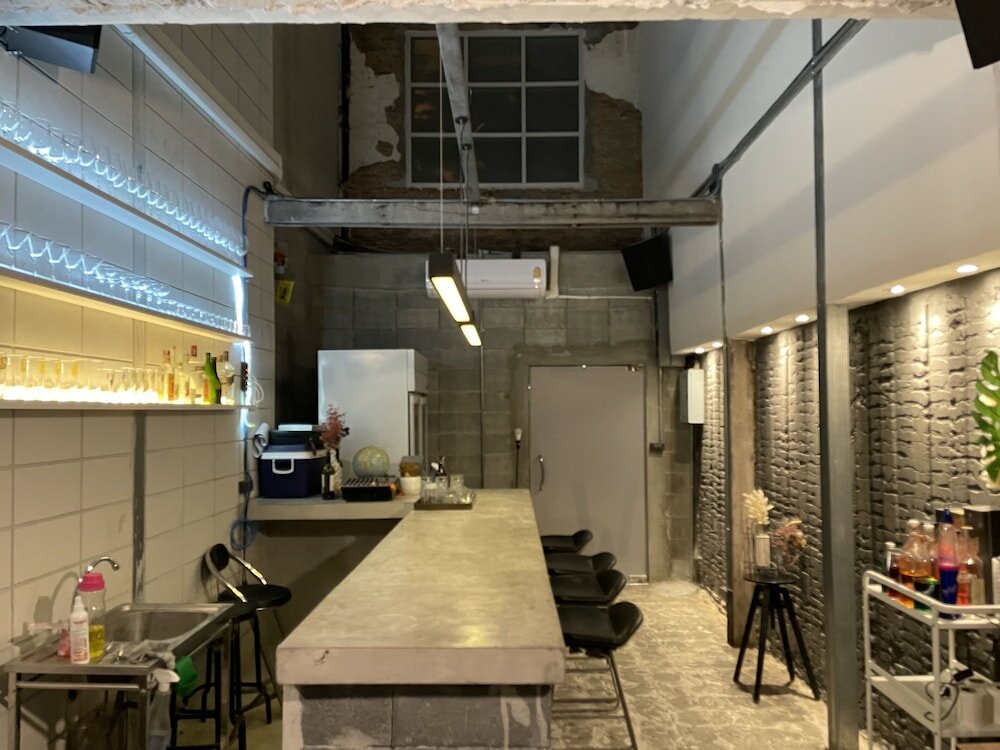 Фото Old Bar Bangkok House