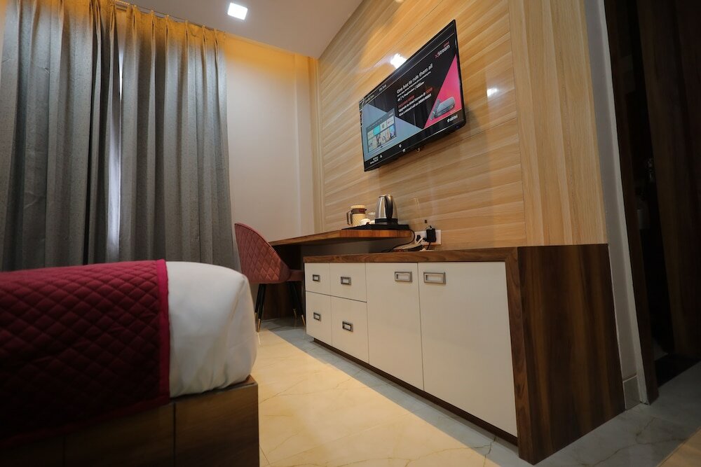 Фото Hotel Taj Crown Plaza