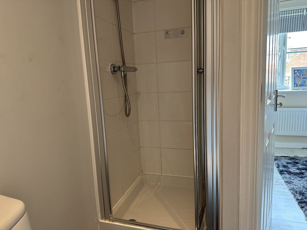 Фото Infinity Guest House Wiltshire Crescent