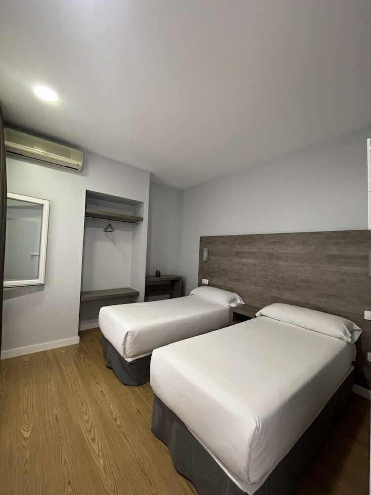 Фото Hostal Atenas