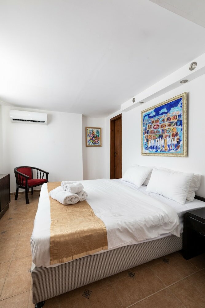 Фото The Colony Hotel