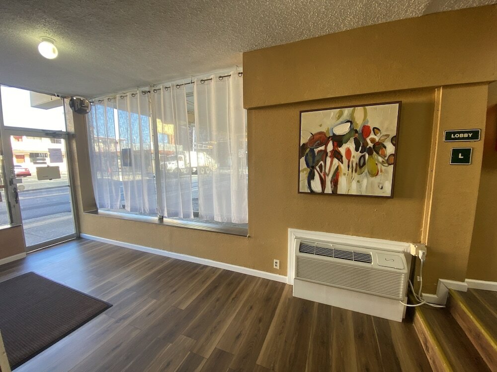 Фото Red Carpet Inn & Suites