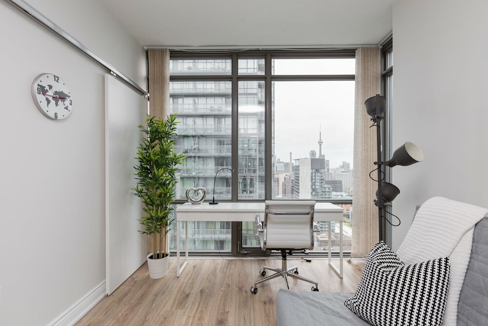 Фото Bright Sub-Penthouse on Bay St