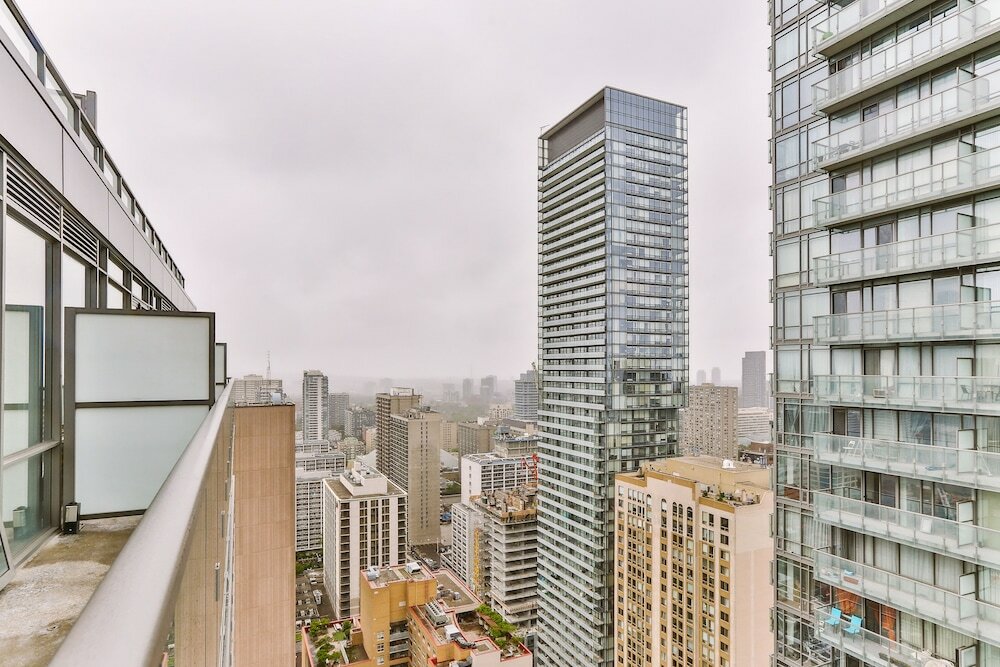 Фото Bright Sub-Penthouse on Bay St