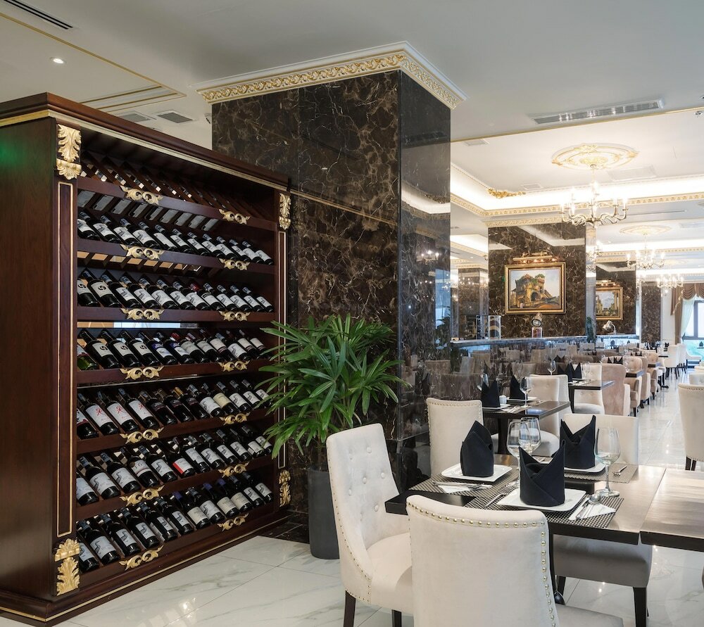 Фото Monarque Hotel