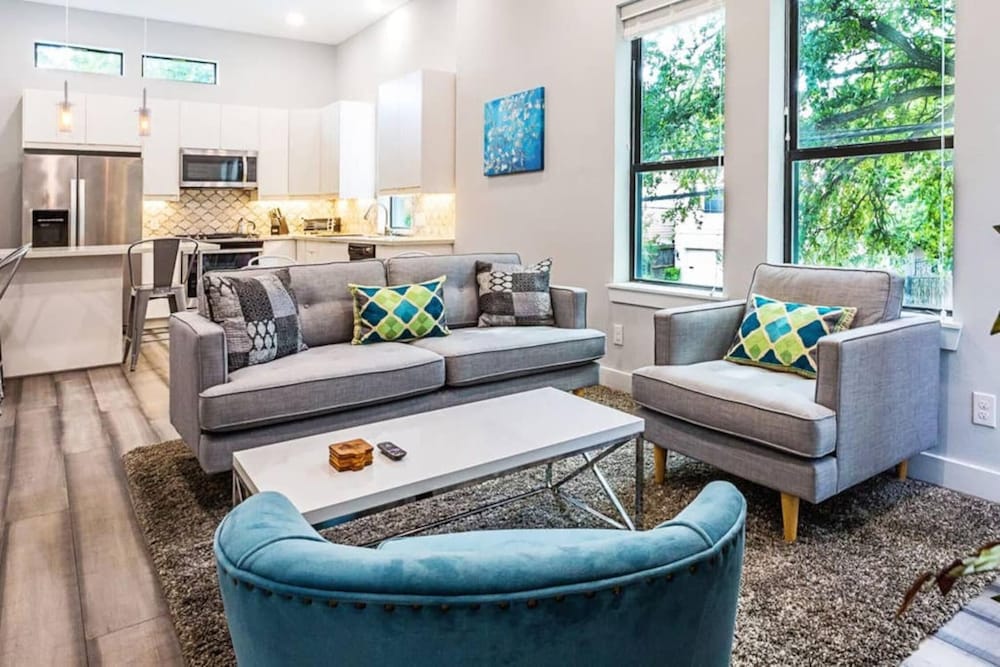 Фото Montrose Guesthouse Suites