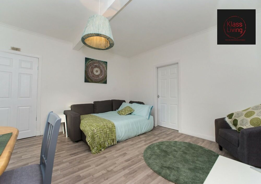 Фото Two Bedroom House by Klass Living Serviced Accommodation Hamilton - Kenmar House With Parking & WiFi