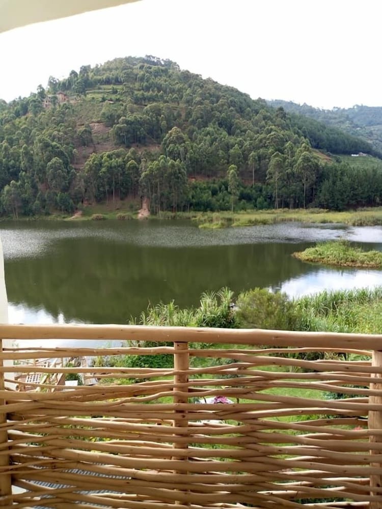 Фото Lake Bunyonyi Rock Resort