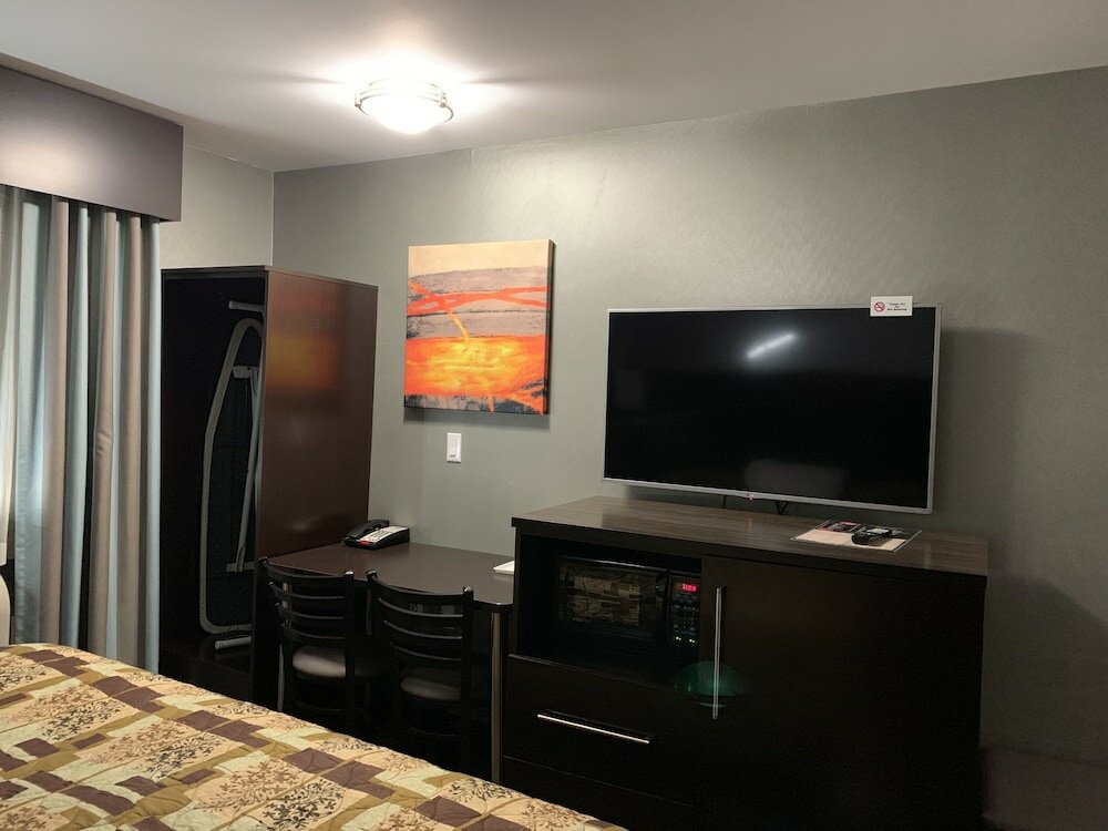 Фото Red Carpet Inn Elmwood Park