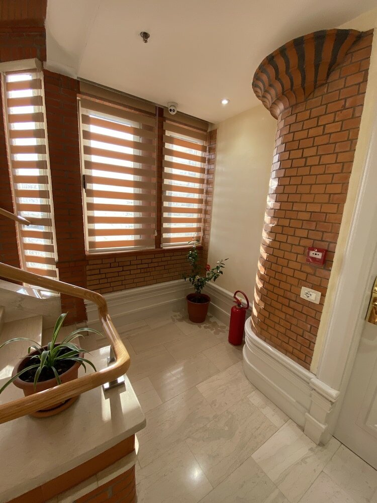 Фото The Red Bricks Hotel