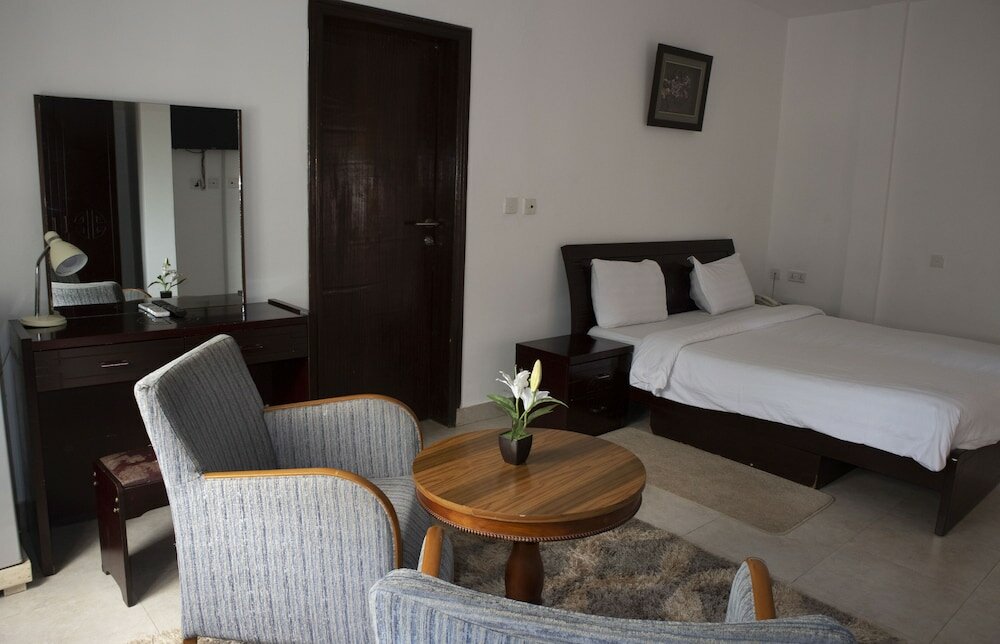 Фото His Majesty's Hotel and Apartments