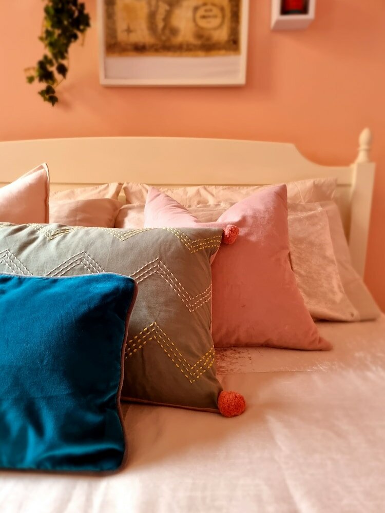 Фото Vibrant Spacious Apartment In West End