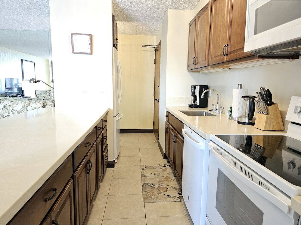 Фото Discovery Bay One Bedroom Condos with Kitchen & Free Wifi!