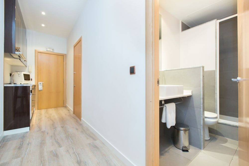 Фото AinB Las Ramblas Colón Apartments