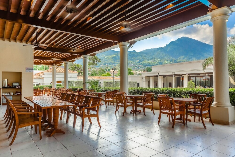 Фото Plaza Hotel and Suites