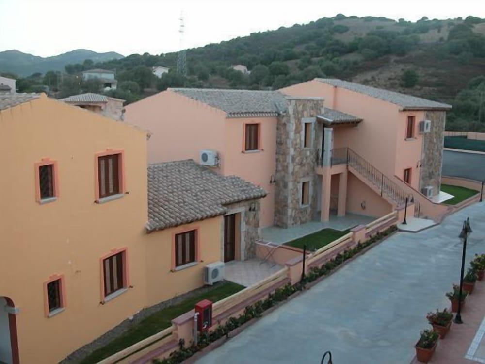 Фото Albergo Residenziale Li Troni