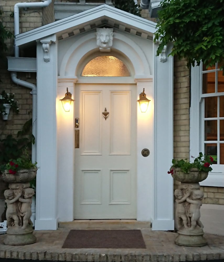 Фото Bentley Tower Hotel