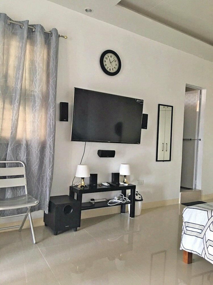 Hotel Yo' Boss, Earth, photo