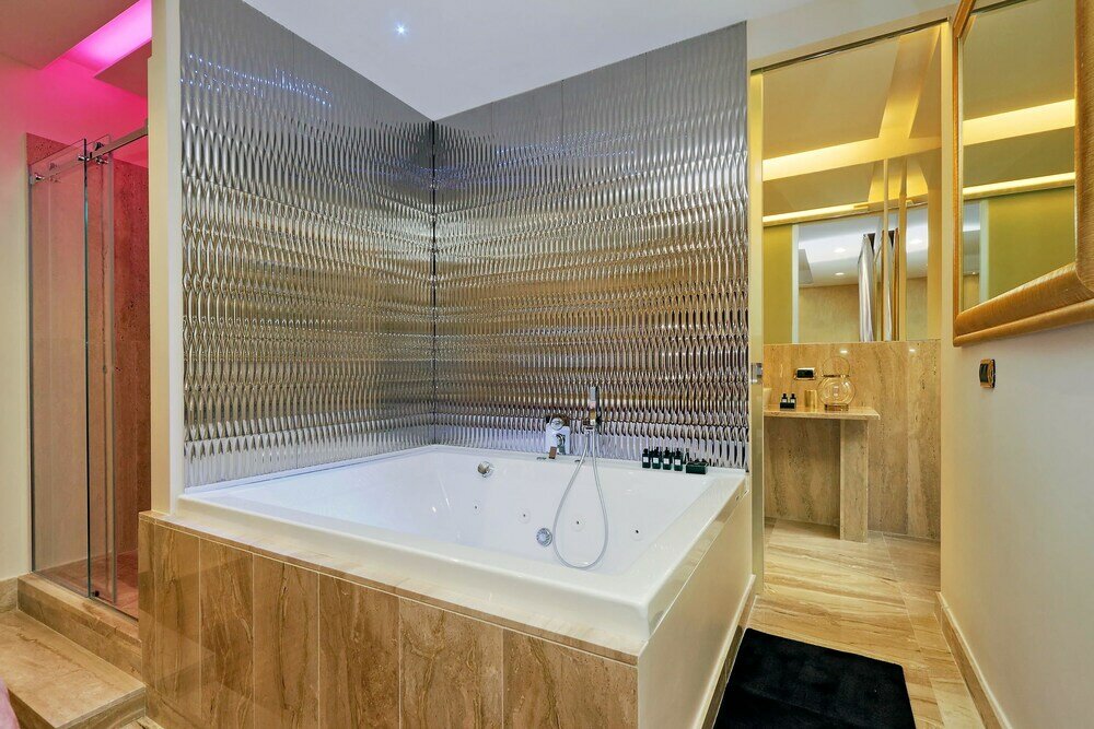 Фото Trevi Diamond Luxury Suite & Jacuzzi