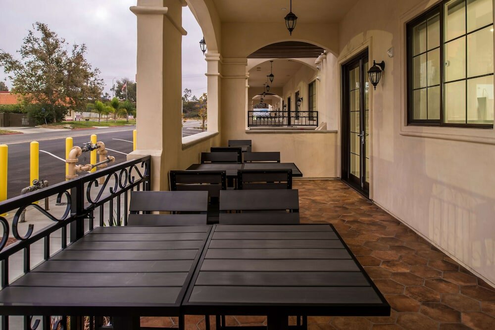 Фото Best Western Plus Temecula Wine Country Hotel &Suites