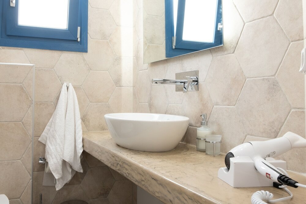 Фото Tristhenia Hotel