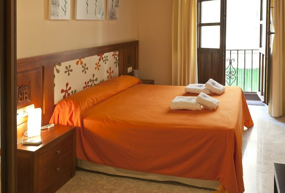 Фото Hotel Mercader de Sedas