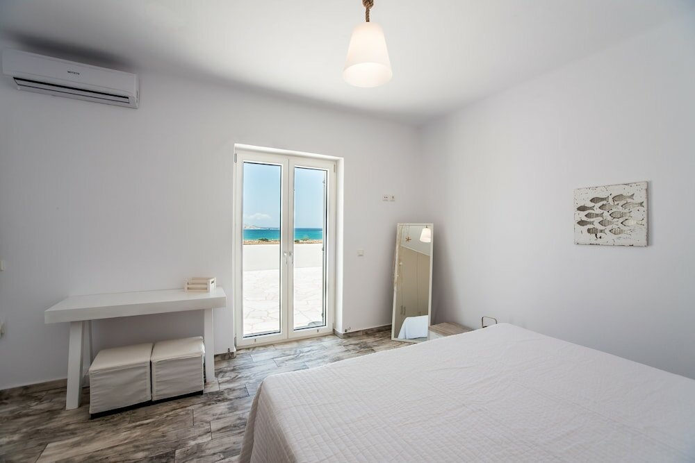 Фото Funky holiday home with pool, next to the beach by VillaRentalsgr