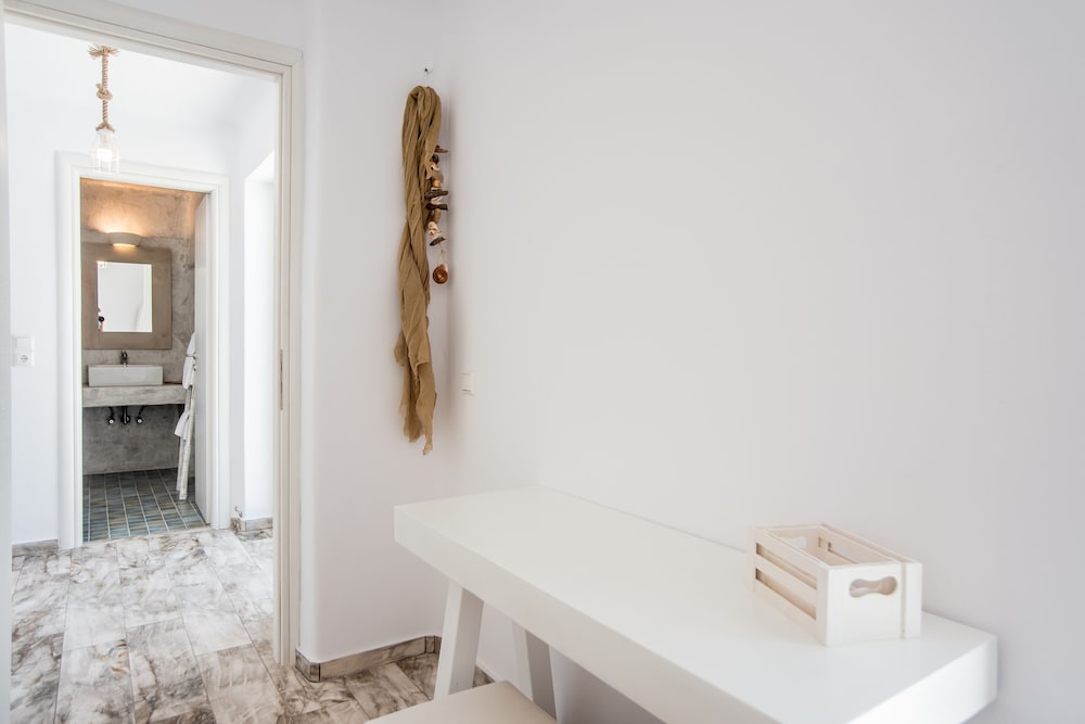 Фото Funky holiday home with pool, next to the beach by VillaRentalsgr