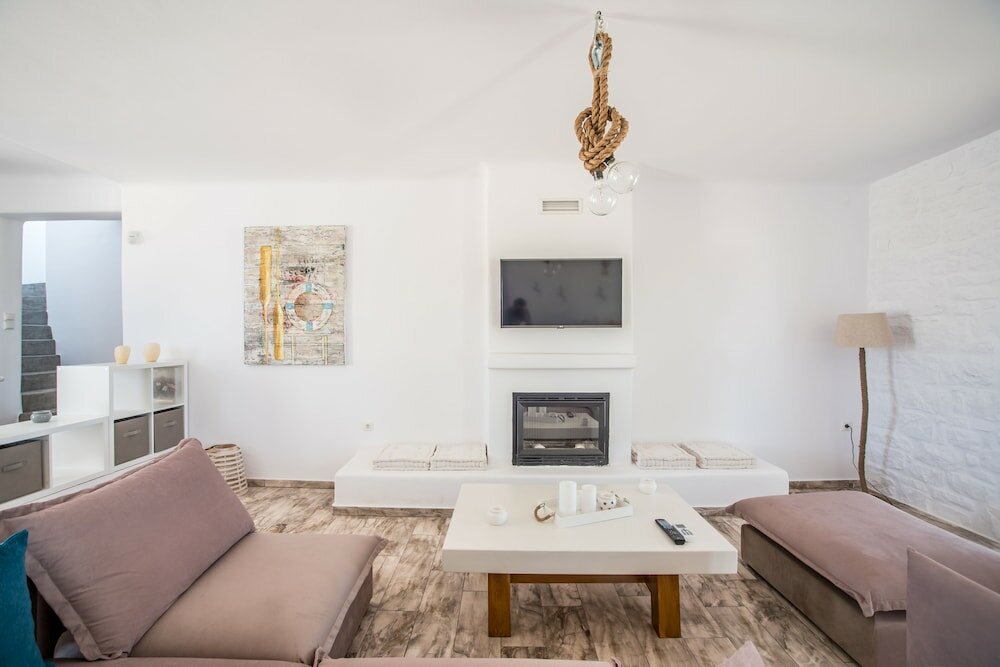 Фото Funky holiday home with pool, next to the beach by VillaRentalsgr