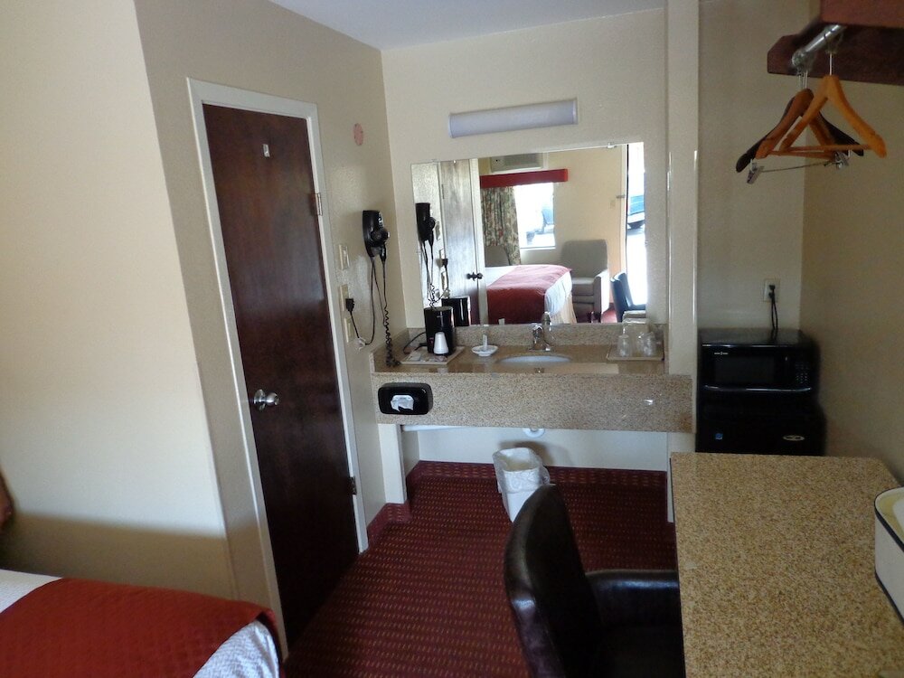 Фото Economy Inn Express Warren