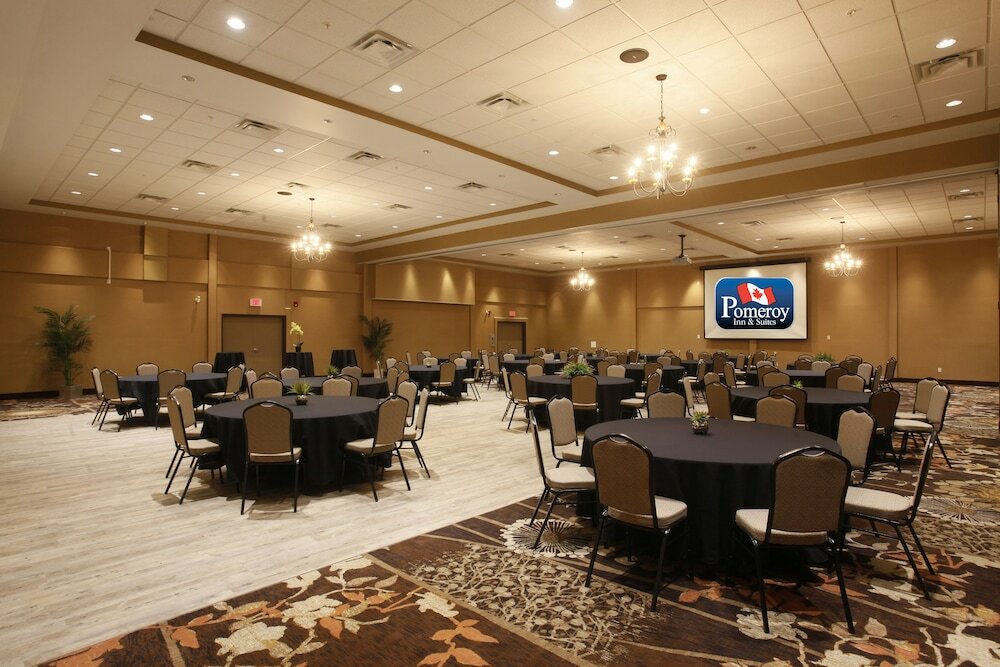 Фото Pomeroy Inn & Suites at Olds