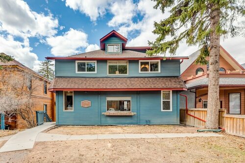 Гостиница Rocky Mountain House - Sleeps 23 в Банффе
