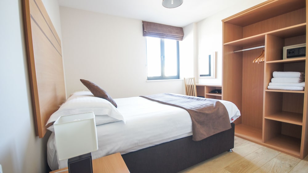 Фото Crompton House Apartments