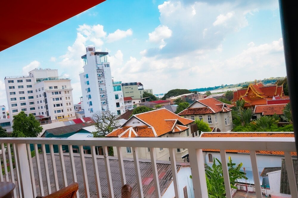Фото Champion Hotel & Pub