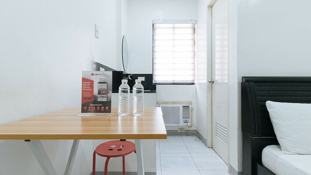 Фото RedDoorz near SM Bicutan