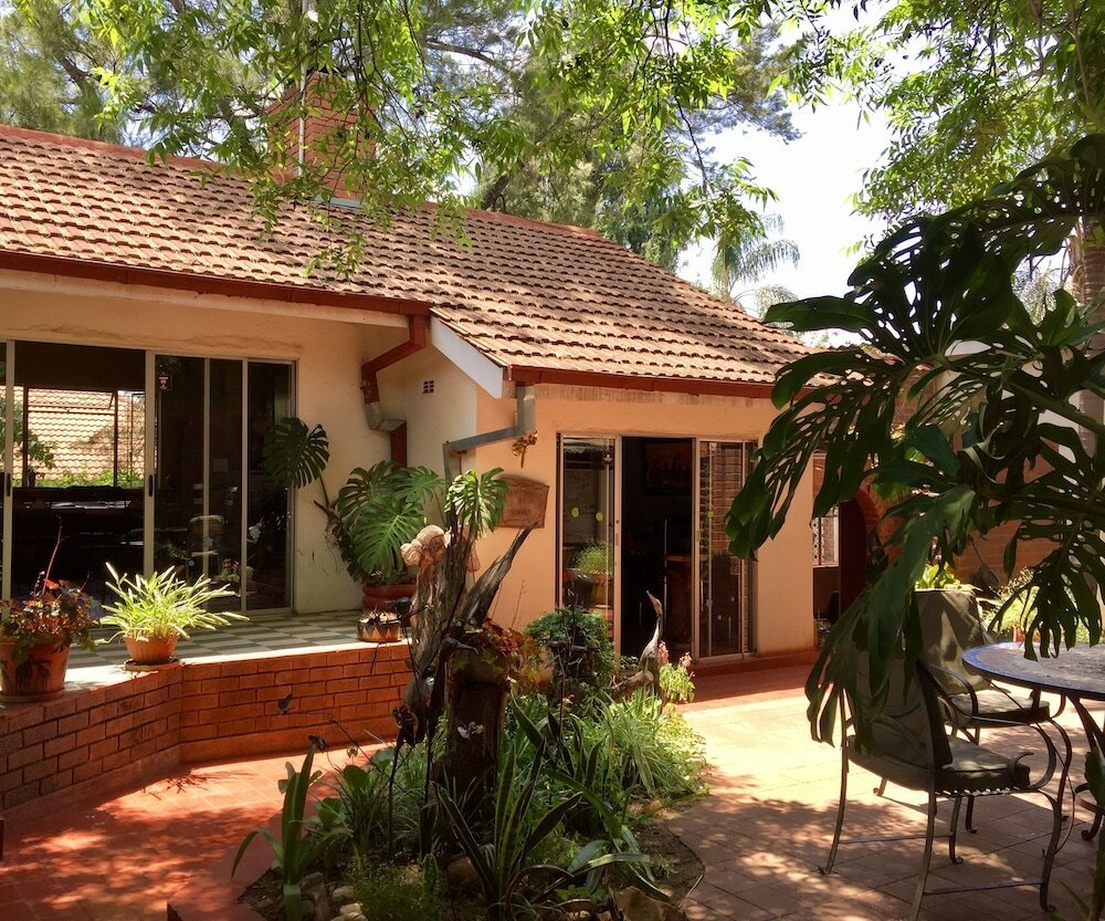 Фото It's a Small World Backpackers Lodge - Hostel