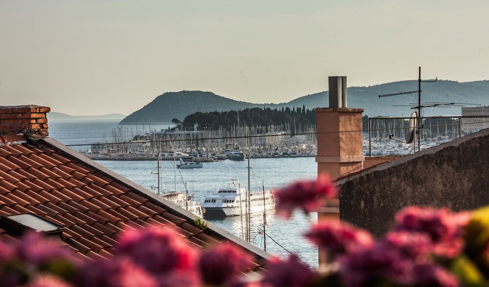 Фото Royal View Apartment