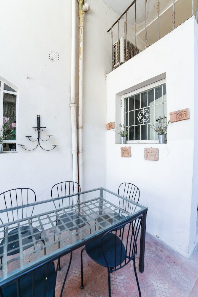 Фото Traditional apt Close to The Duomo - private yard!