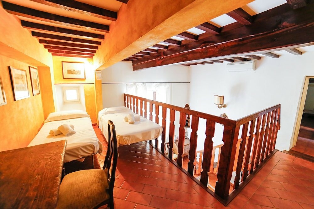 Фото Traditional apt Close to The Duomo - private yard!