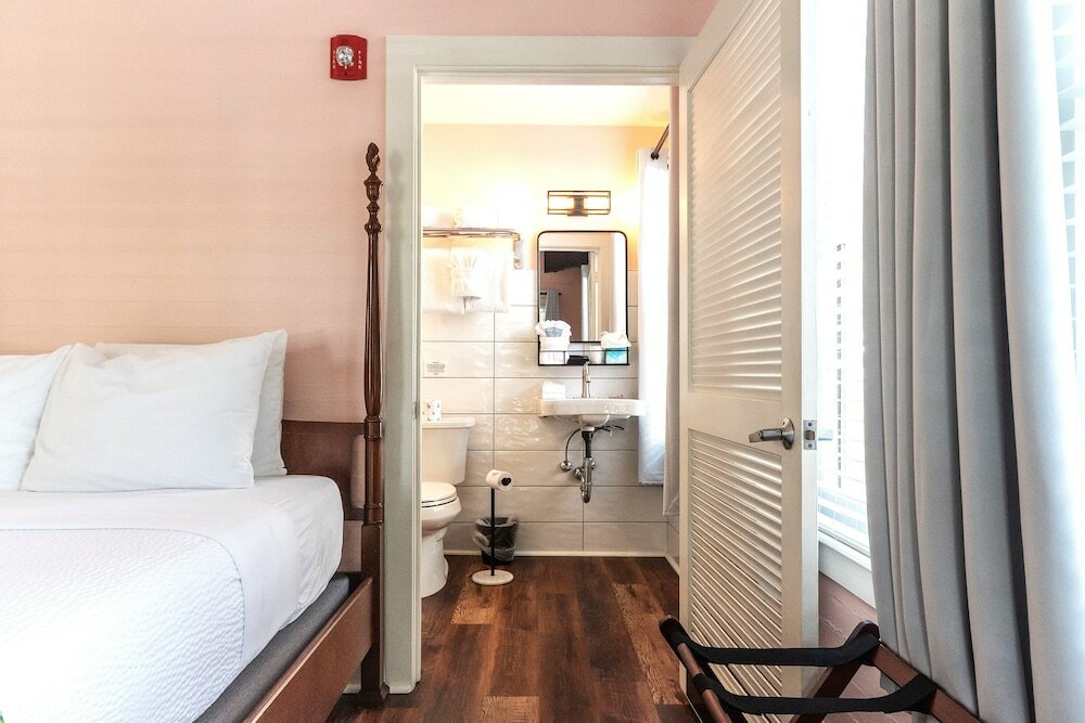 Фото The Porch on Frances Inn